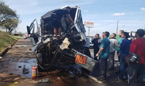 Acidente entre caminhões na BR-369 deixa trânsito lento entre Cambé e Rolândia