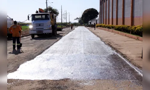 Ruas da Zona Sul e Jardim Colúmbia recebem lama asfáltica em Arapongas