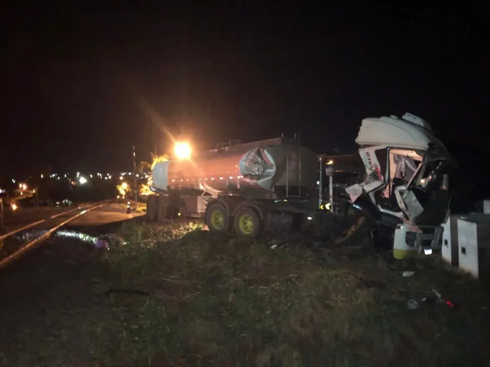 Mais um acidente entre caminhão-tanque e trem acontece em Jandaia do Sul