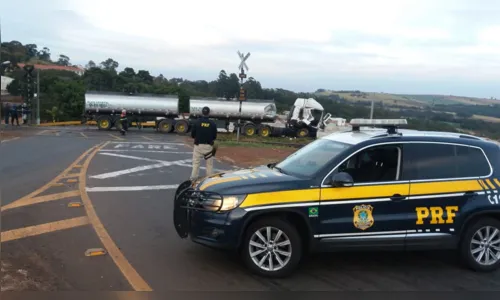 
							Mais um acidente entre caminhão-tanque e trem acontece em Jandaia do Sul
						
						