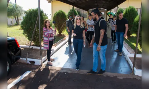 
						
							Apresentador Rodrigo Faro e socialite Val Marchiori gravam em Arapongas 
						
						