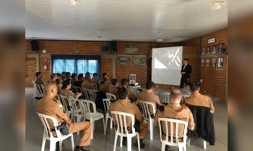 Policiais militares do 10º BPM participam de palestra sobre educação financeira em Apucarana