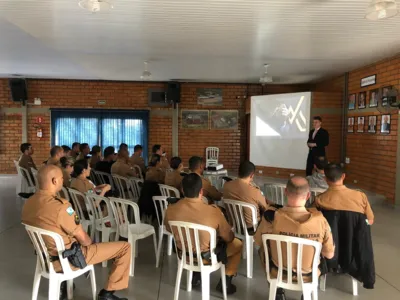 Policiais militares do 10º BPM participam de palestra sobre educação financeira em Apucarana