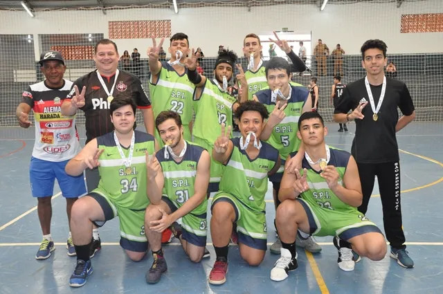 O time de basquetebol de São Pedro do Ivaí fez a festa em Jardim Alegre - Foto: Divulgação