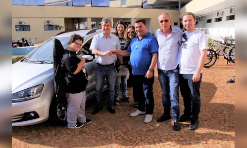 Prefeitura repassa veículo e equipamentos para APAE de Arapongas