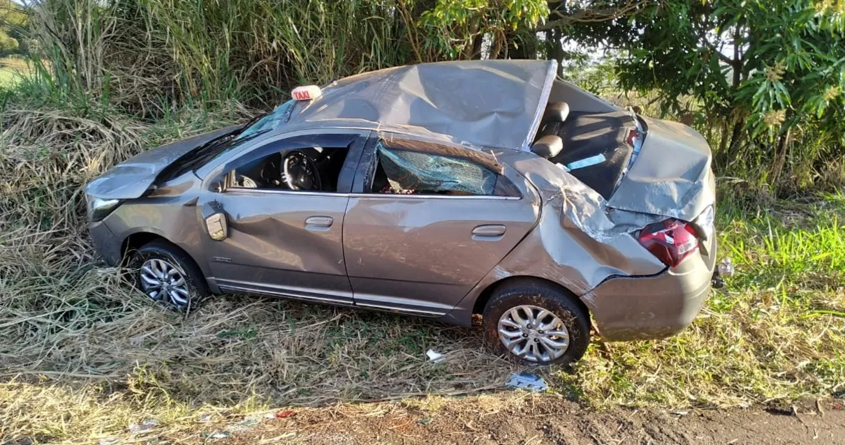 Motorista de táxi sofre ferimentos após capotar carro na PR-453 em Faxinal 