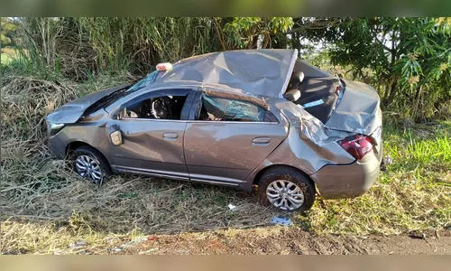 Motorista de táxi sofre ferimentos após capotar carro na PR-453 em Faxinal 