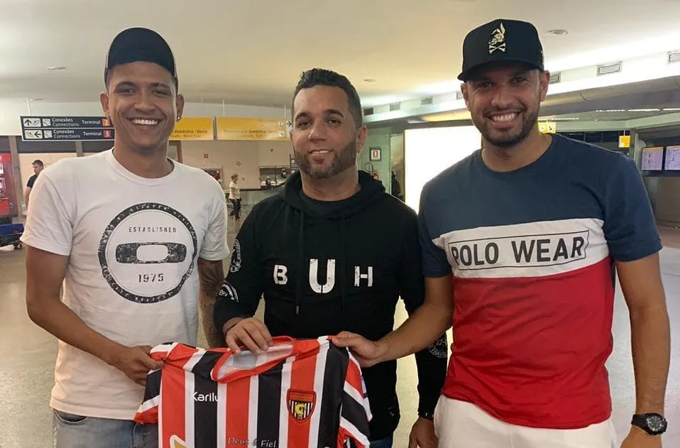 O presidente Douglas Rodrigues de Lima, do Apucarana Sports, com o zagueiro Douglas e o atacante Roberto - Foto: Divulgação