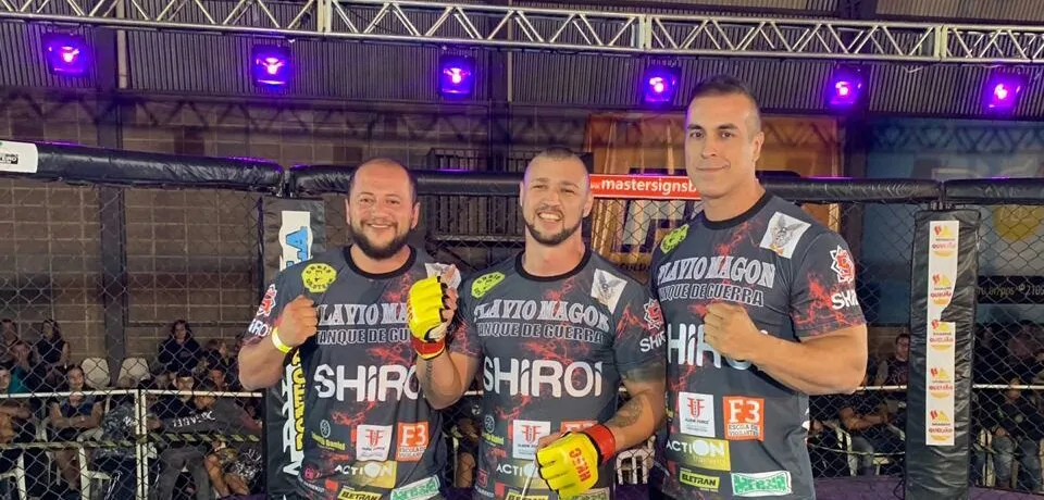 O lutador Flávio Magon (ao centro) venceu o 24º combate no MMA - Foto: Divulgação