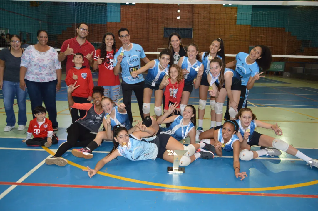 A equipe feminina de vôlei de Arapongas ganhou o título na fase regional dos JOJUP`s - Foto: Divulgação