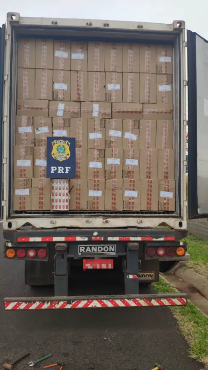 Caminhoneiro é preso com 500 mil maços de cigarros contrabandeados, em Mandaguari