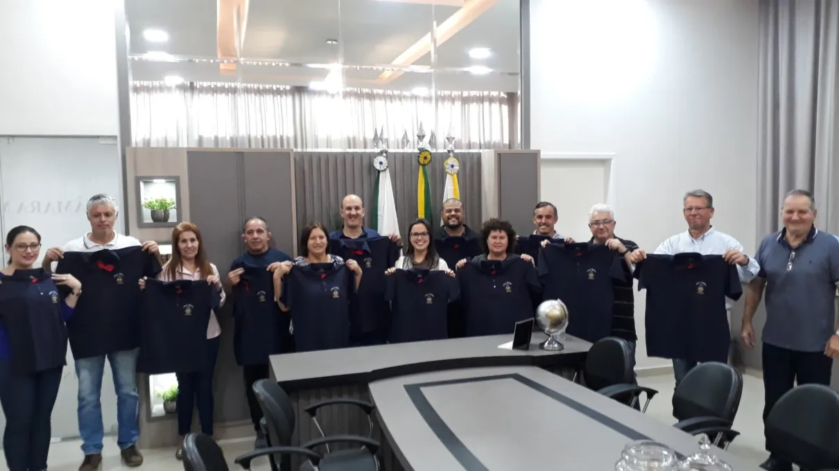 Servidores da Câmara recebem uniformes