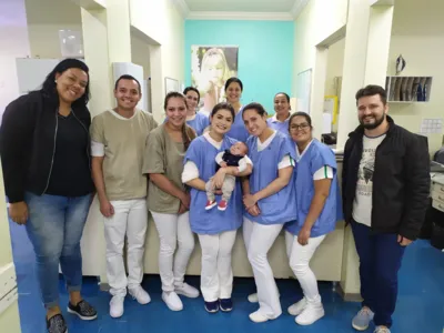 Após alta médica prematuro e família  retornam ao Hospital 