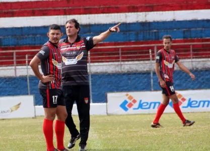 O técnico Claudemir Sturion está invicto no comando do Apucarana Sports - Foto: Apucarana Sports/Divulgação