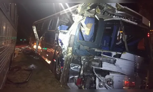 Dois ônibus e uma carreta se envolvem em acidente na BR-369