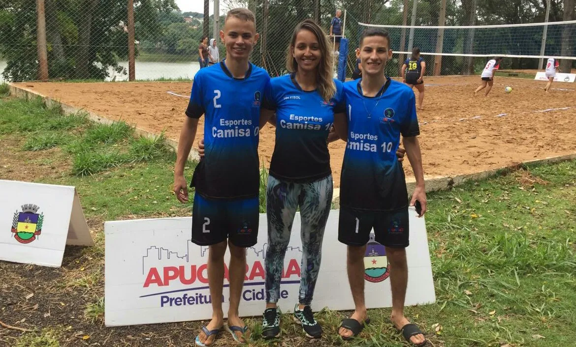 Os alunos Lucas e Jorge, do Colégio Nilo Cairo, com a técnica Natália Hauptmann - Foto: Divulgação