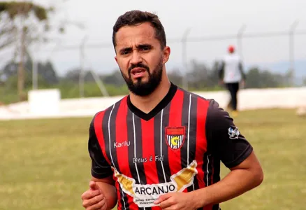 O meio-campista Gabriel Paulista permanece no Apucarana Sports para a Taça FPF - Foto: Apucarana Sports/Divulgação