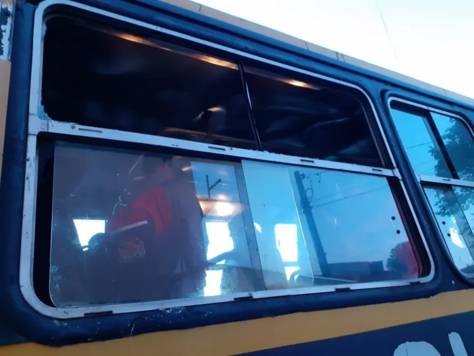 Adolescente usa marreta e quebra vidros de ônibus escolar em Arapongas 