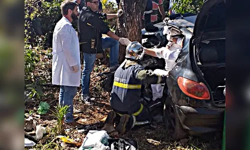 Bombeiros fazem resgate, mas motorista morre preso às ferragens