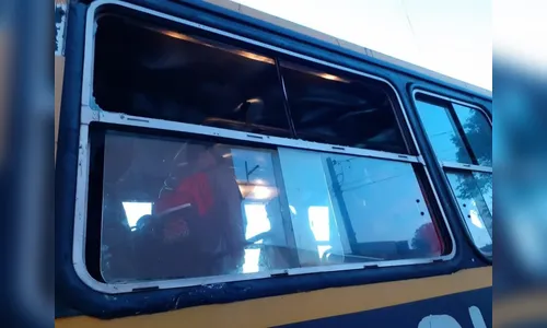 Adolescente usa marreta e quebra vidros de ônibus escolar em Arapongas 
