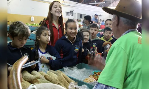 Feira do Produtor recebe visita de alunos 