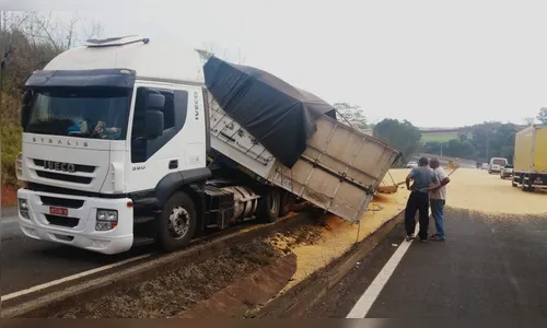 Tombamento de carreta interdita trecho da rodovia sentido Rolândia - Londrina