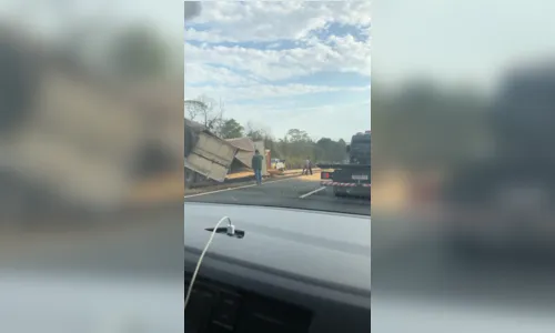 
							Tombamento de carreta interdita trecho da rodovia sentido Rolândia - Londrina
						
						