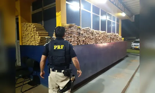 Homem abandona carro com mais de 700 quilos de maconha na BR-277