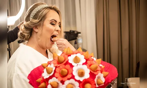 Buquê de coxinhas rouba cena de casamento em Pouso Alegre