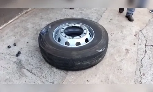 Roda se solta de caminhão e atinge cabeça de motociclista em Maringá