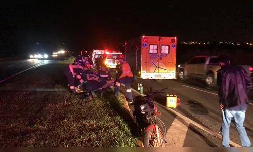 Casal fica ferido após acidente entre moto e van de Apucarana, em Mandaguari