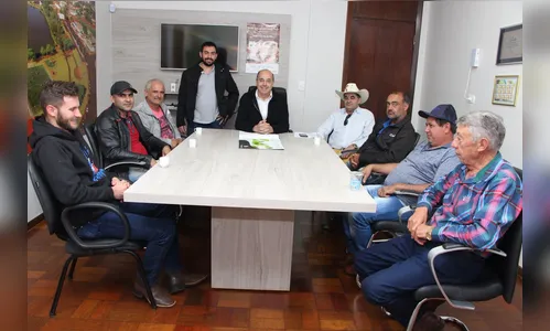 Prefeito de Ivaiporã reúne-se com vereador e moradores do distrito do Alto Porã
