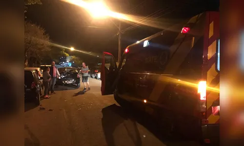 Colisão traseira deixa dois feridos, em Apucarana