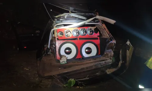 
							Crianças são ejetadas de carro após capotamento na BR-376; ao todo seis pessoas ficaram feridas
						
						