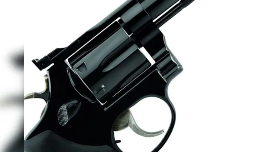 Homem é preso após ser flagrado com arma de fogo