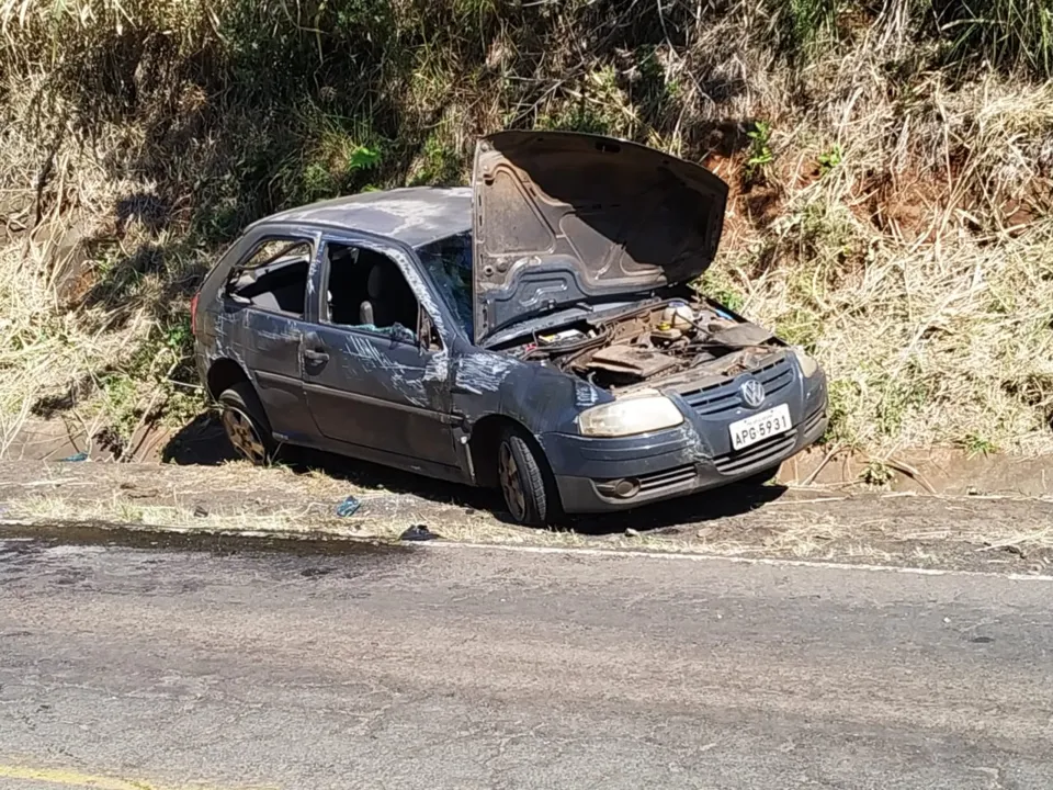 Motorista sofre ferimentos após capotar carro na Rodovia do Milho 