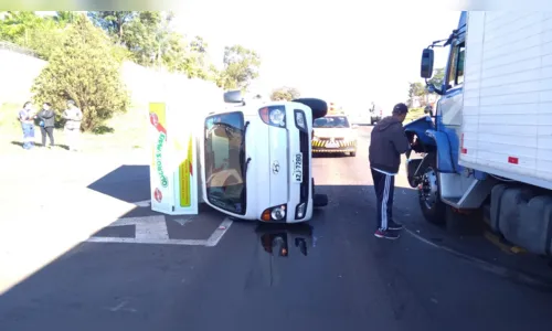 
							Caminhão tomba após acidente na entrada de Jandaia do Sul nesta manhã
						
						