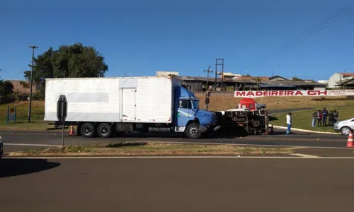 
							Caminhão tomba após acidente na entrada de Jandaia do Sul nesta manhã
						
						
