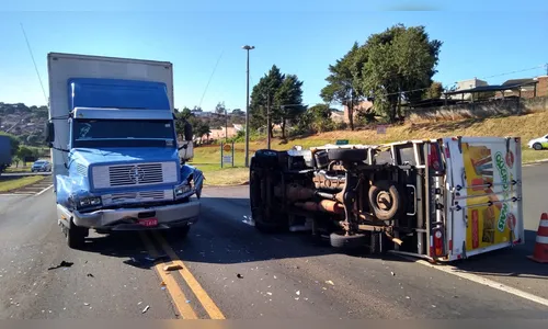 Caminhão tomba após acidente na entrada de Jandaia do Sul nesta manhã