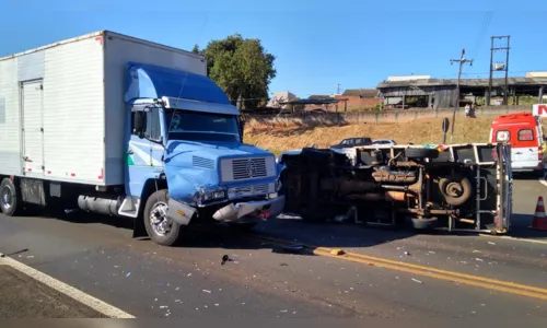 
							Caminhão tomba após acidente na entrada de Jandaia do Sul nesta manhã
						
						