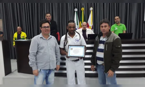 
						
							Câmara entrega Moção de Aplausos a Associação de Capoeira Mestre Nelson Ventani
						
						