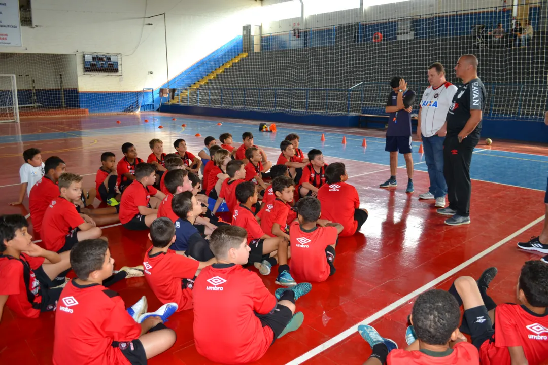 O ex-atleta conheceu a Escola Furacão do Atlético Paranaense, instalada no município desde 2017 (Foto/ Assessoria Imprensa SPI)