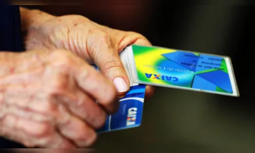 Filho pega cartão de aposentadoria da mãe, saca o dinheiro e vai viajar