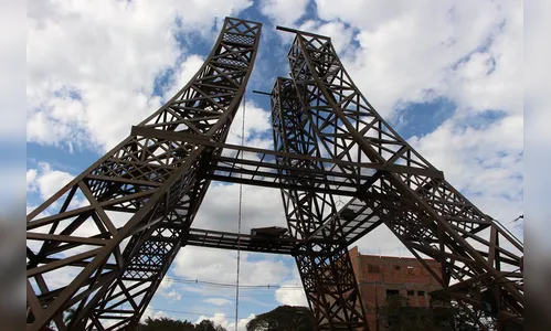 Réplica da Torre Eiffel na Praça França em Ivaiporã está ganhando forma