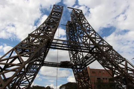 Réplica de 32 metros de altura da Torre Eiffel faz parte do projeto Praça Temática (Foto: Divulgaçao)