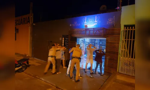 
							PM aborda mais de 100 pessoas que estavam em uma tabacaria 
						
						