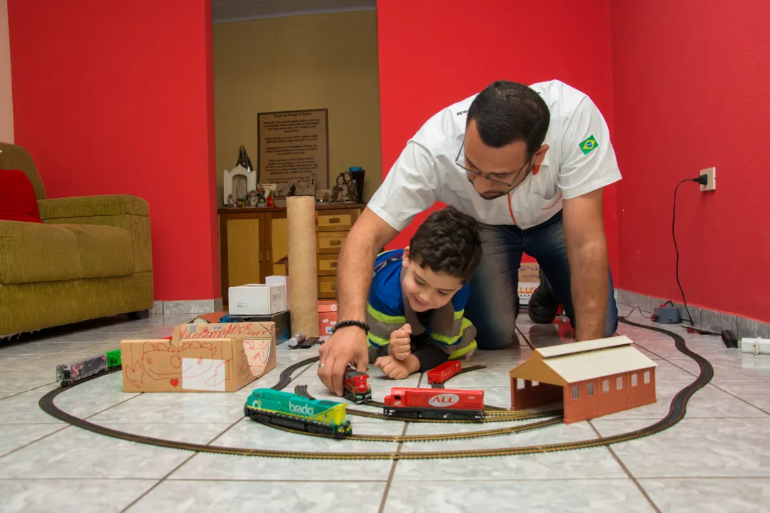 Pai e filho dividem paixão pelo ferromodelismo