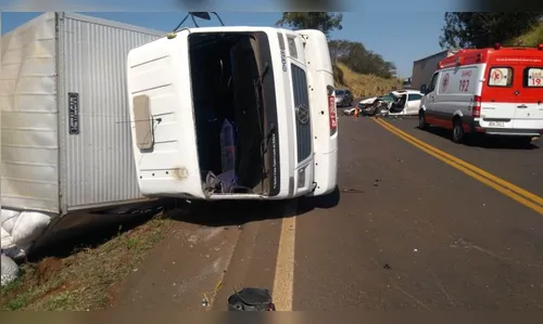   Carro com bebê de 6 meses bate em caminhão; pai tem ferimento grave