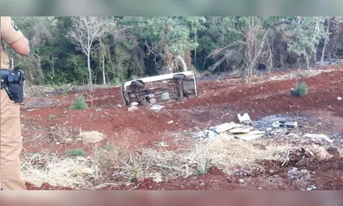 Carro capota e cai em barranco, em Arapongas