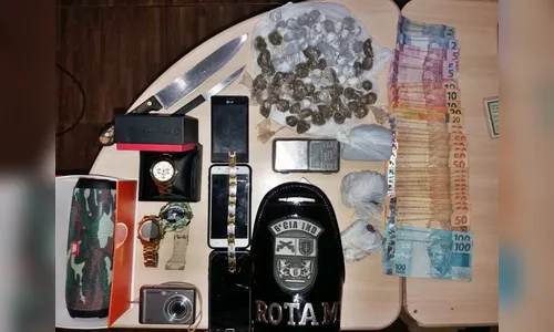 Mãe e filho são presos suspeitos de tráfico de drogas